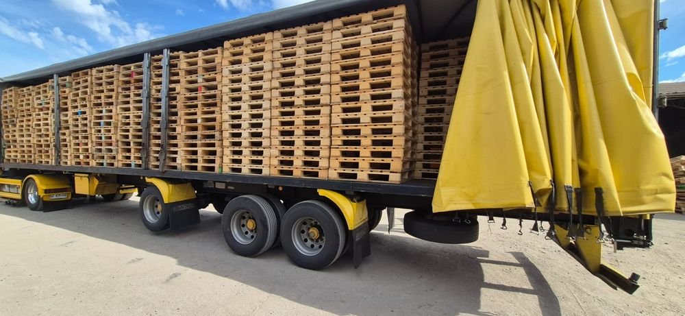 Camión cargado con pallets de madera nuevos 4M Pallets SPA
