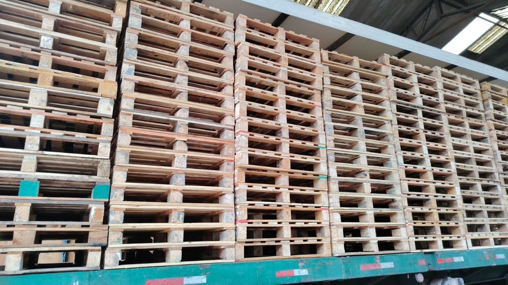 Stock de pallets nuevos de madera apilados