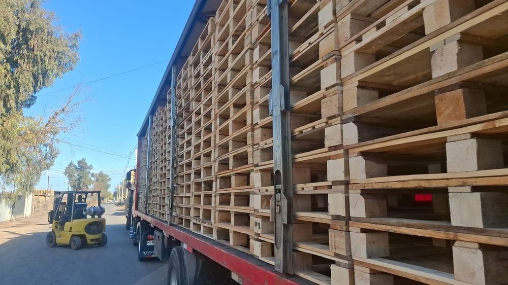 Despacho de pallets nuevos con montacargas