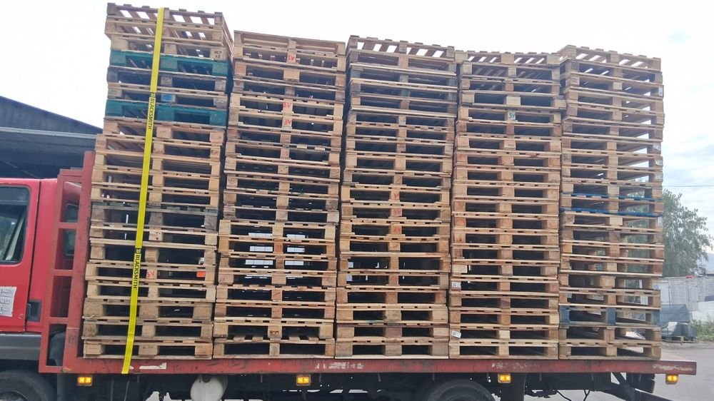 Camión cargado con pallets reacondicionados 4M Pallets SPA