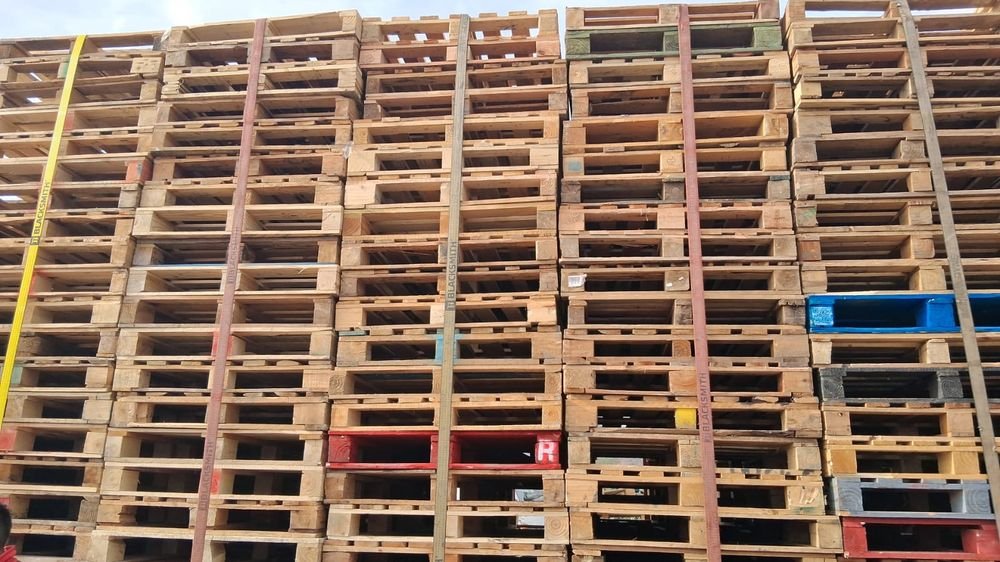 Stock de pallets reacondicionados con taco apilados
