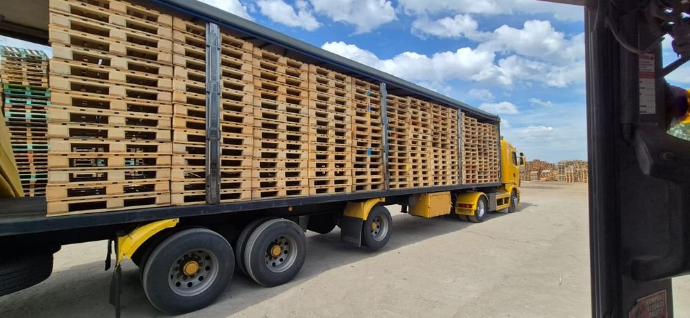 Camión con pallets de madera listos para despacho